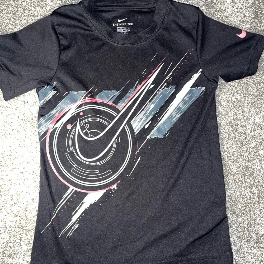 Nike Kids‎ Black and Pink Graphic Tee